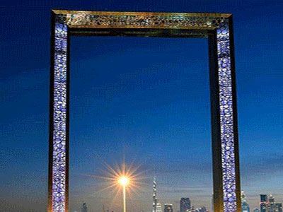 Yannuofei lights up the world’s largest “photo frame”, showing Dubai’s past and present style